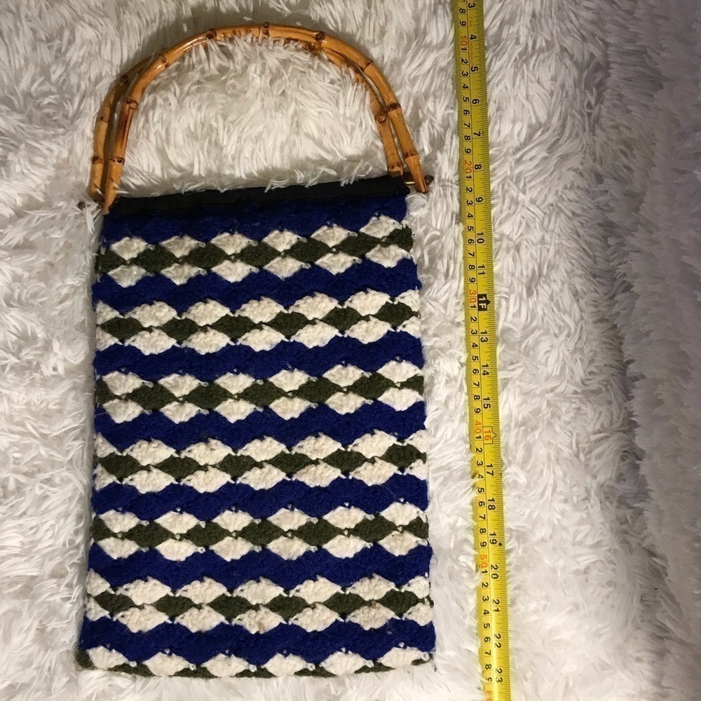 𝅺vintage knitted/ crocheted purse with bamboo handles. Handmade.